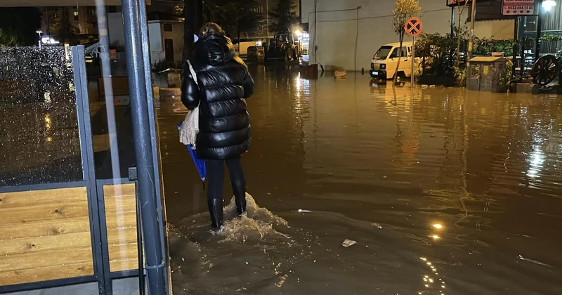 Edremit Körfezi nde sağanak etkili oldu: Cadde ve sokakları su bastı