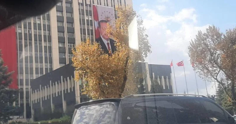 TSK da bir ilk... Atatürk fotoğrafı ve Türk Bayrağı nın yanı sıra Erdoğan ın posteri de asıldı