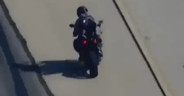 Saatte 240 km hızla polisten kaçan motosikletliyi böyle durdurdu VİDEO İZLE