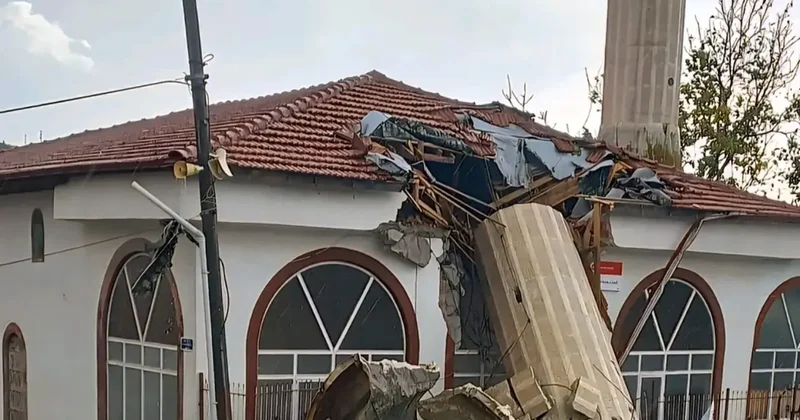 Ankara da fırtına koptu: Namaz vaktinde minare yıkıldı