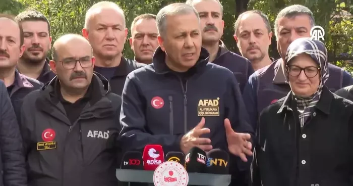 Son dakika İki seçenek sunulacak! Bakan Yerlikaya deprem sonrası Sındırgı dan duyurdu: İsteyene kira yardımı, isteyene konteyner