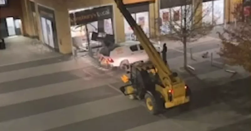 Hırsızlar telehandler kullanarak ATM çaldı!