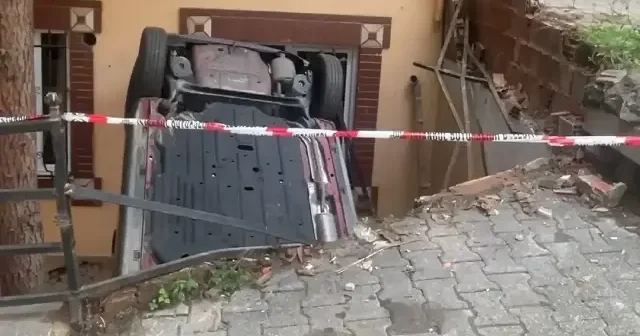 Ataşehir’de fren yerine gaza basan sürücü bahçeye uçtu VİDEO İZLE