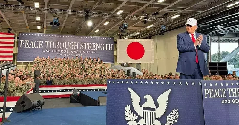 Trump, USS George Washington uçak gemisini ziyaret etti