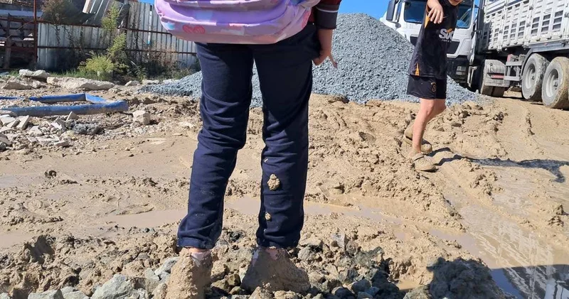 Okulların bazıları şantiye, yolları çamur! Öğrenciler de veliler de seslerini duyuramıyor
