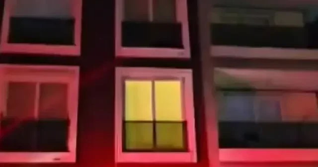 Depreme çocuğu kurtarmaya çalışan itfaiye ekipleri vinç üzerinde yakalandı VİDEO İZLE