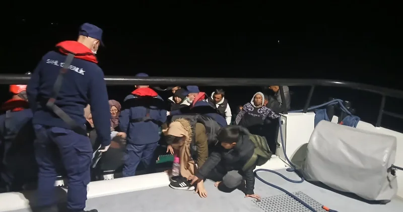 İzmir de kaçak göçmen operasyonu: 37 si yakalandı, 28 i kurtarıldı