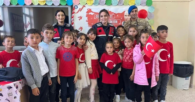 Altınyayla da jandarma çocuklarla Cumhuriyet Bayramı nı kutladı Sivas Haberleri