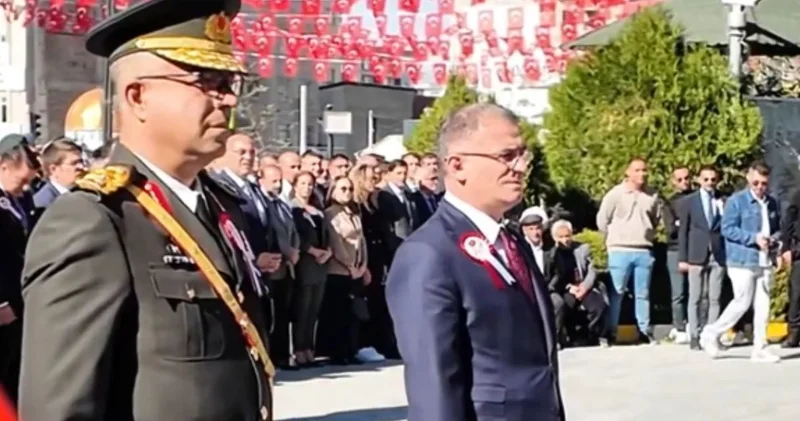 Van Valiliği 29 Ekim i, şarkıları yasaklanan Grup Yorum la kutladı: Devrim yürüyüşümüz