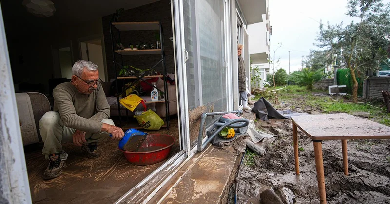 Bergama sele teslim oldu: Sokaklar göle döndü, evler sular altında