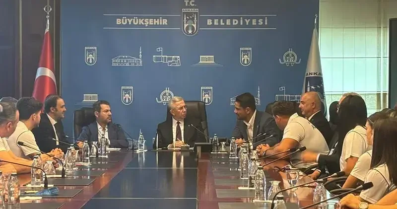 ASKİ Spor’un dünya şampiyonları, Mansur Yavaş’ı ziyaret etti