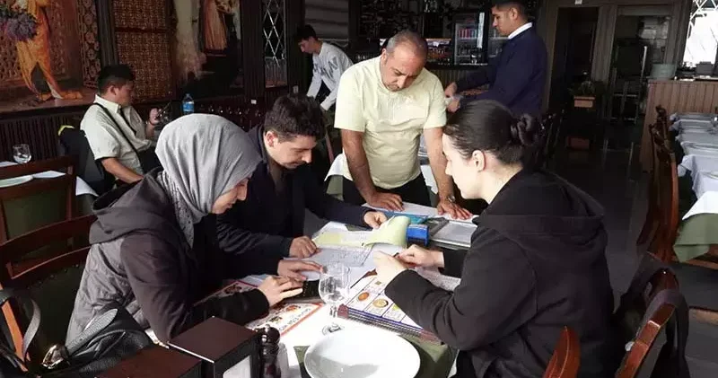 Beyoğlu nda 4 turistin 59 bin lira hesap ödediği restoranda denetim