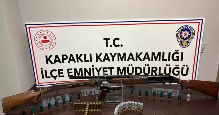 Kapaklı’da arama yapılan evde ruhsatsız tabanca ve 2 av tüfeği ele geçirildi