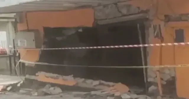 Sındırgı da deprem sonrası hasar alan binanın çökme anı kamerada VİDEO İZLE