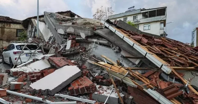 Balıkesir de korkutan deprem! Okullar peş peşe tatil edildi