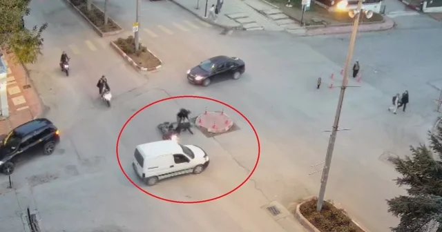 Hafif ticari araca çarpmamak için sürücüsünün ani fren yaptığı motosiklet devrildi Amasya Haberleri