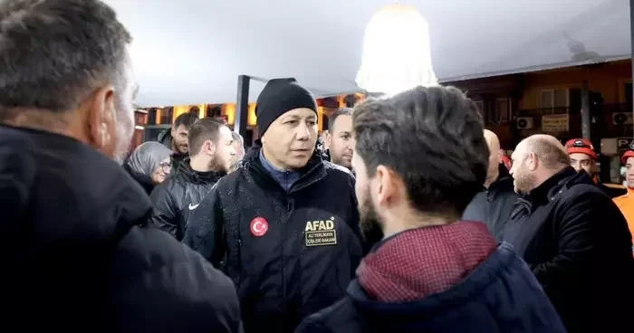İçişleri Bakanı Ali Yerlikaya, Balıkesir de deprem bölgesini ziyaret etti