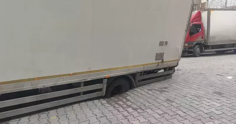 Güngören’de yol çöktü; kamyonunun tekeri çukura saplandı