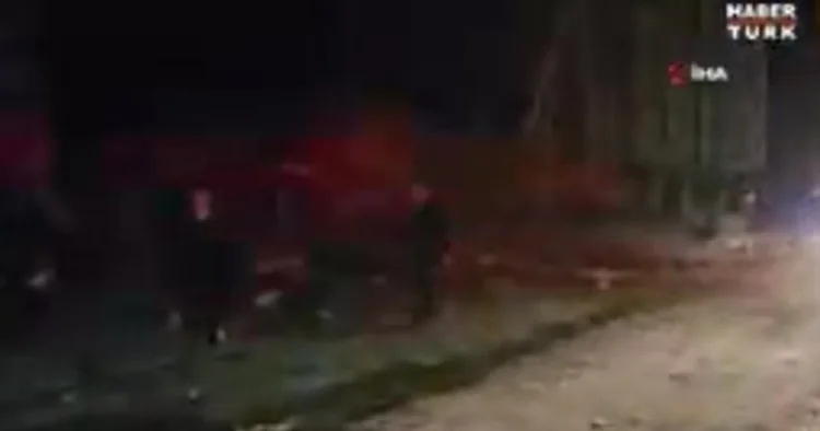 Balıkesir de depremde bir bina yıkıldı