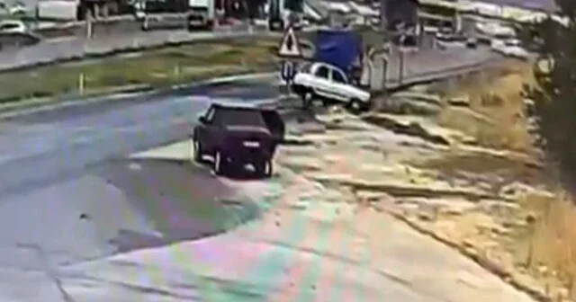 Gaziantep te kontrolden çıkan araç menfeze uçtu: 2 kişinin yaralandığı kaza kamerada Gaziantep Haber Habertürk Yerel Haberler