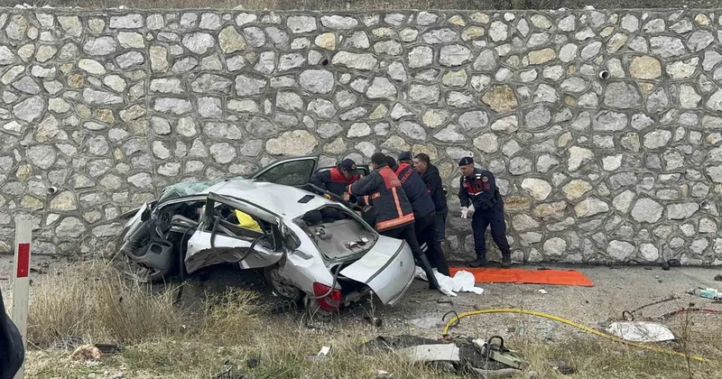 İlk belirlemelere göre Çorum Alaca da cip ve otomobil çarpıştı, 4 ölü, 2 yaralı var