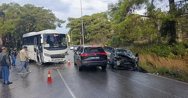 Otel servis midibüsü ile otomobil çarpıştı: 1 yaralı Kaza nedeniyle caddede uzun araç kuyruğu oluştu Antalya Haberleri Habertürk Yerel Haberler