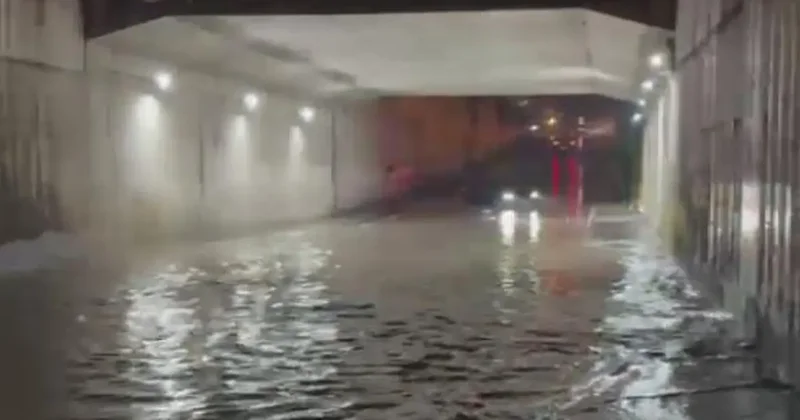 Hatay’da sağanak yağış yolları ve caddeleri göle çevirdi