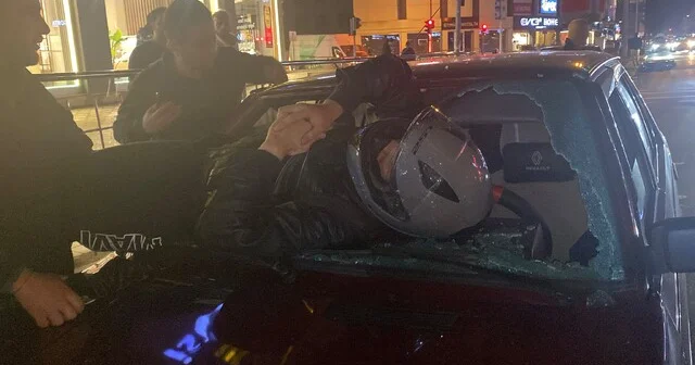 Motosiklet sürücüsü otomobilin ön camından içeri girdi Düzce Son Dakika Haberleri Habertürk Yerel Haberler