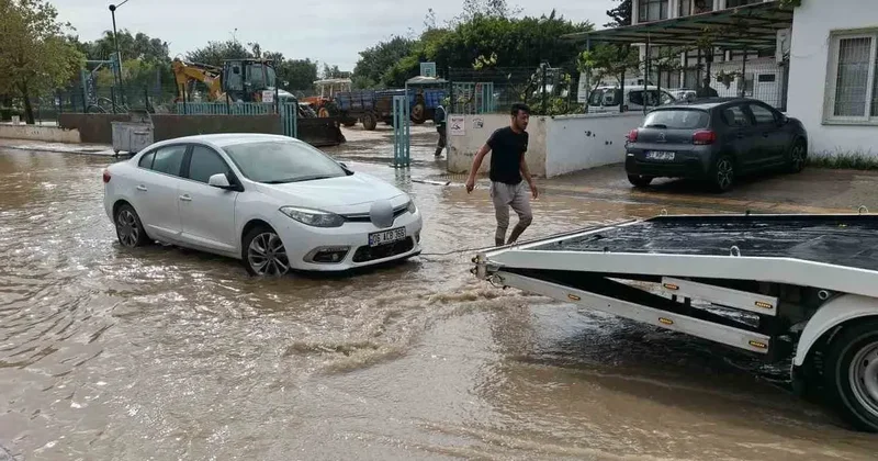 Bir sel haberi de Mersin den! İlçelerde yollar ve tarım alanları su altında kaldı