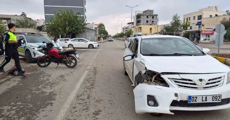 Adıyaman da motosiklet otomobille çarpıştı, yaralı sürücü hastaneye gitmedi