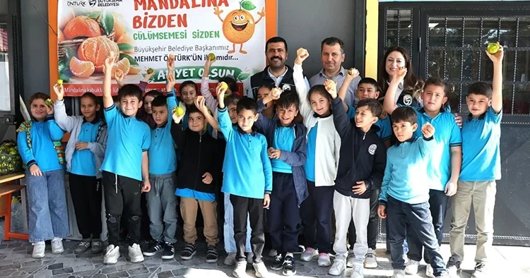 Çiftçiye destek, çocuklara ikram: 100 ton mandalina dağıtıldı