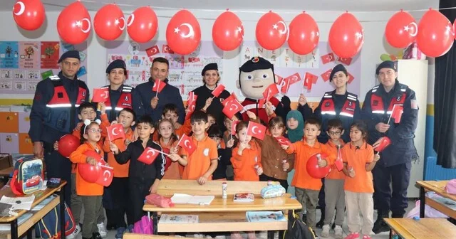 Jandarmadan ilkokula 29 Ekim sürprizi: Miniklerle sınıflar süslendi Eskişehir Haber Habertürk Yerel Haberler