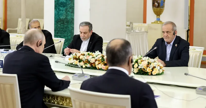 Putin ve Pezeşkiyan Moskova da bir araya geldi