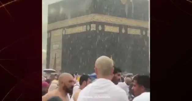 Kabe de Müslümanlar sağanak altında tavaf yaptı