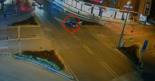 Düzce de feci kaza kamerada: Otomobilin ön camından içeri girdi