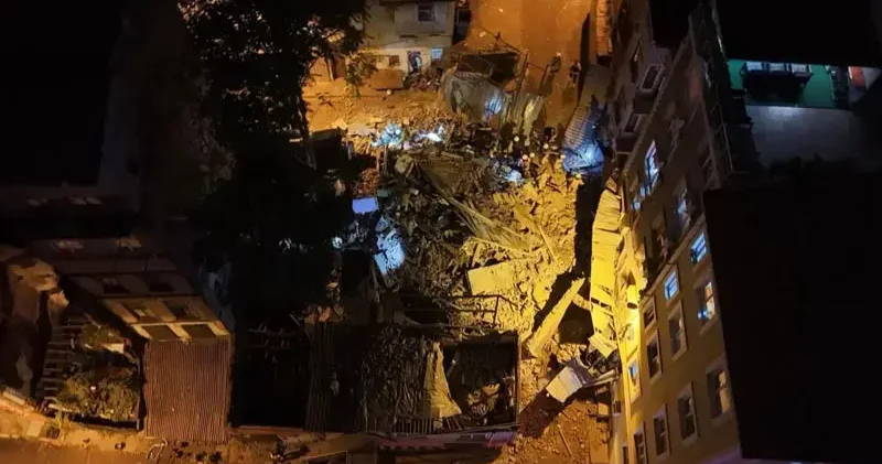 Beyoğlu’nda 5 katlı metruk bina çöktü; arama çalışmaları tamamlandı