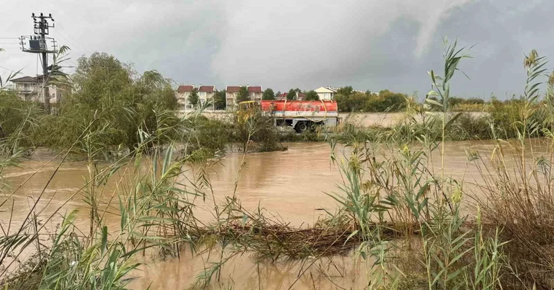 Dalaman da Tersakan Çayı taşkınında mahsur kalanlar botlarla kurtarılıyor