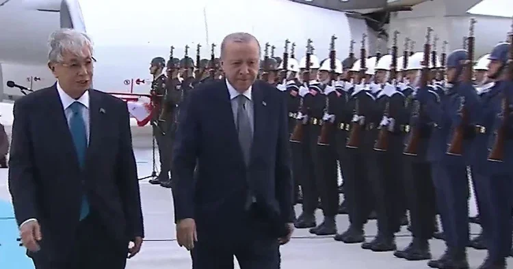 Cumhurbaşkanı Erdoğan, Tokayev i havalimanında karşıladı