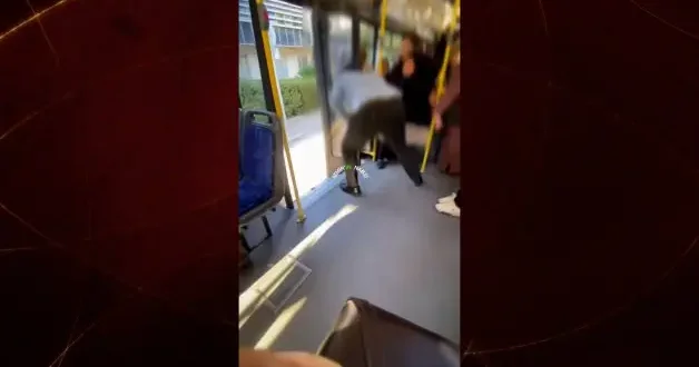 İzmir de halı krizi! Otobüs şoförü halıyı dışarı attı, ortalık karıştı!