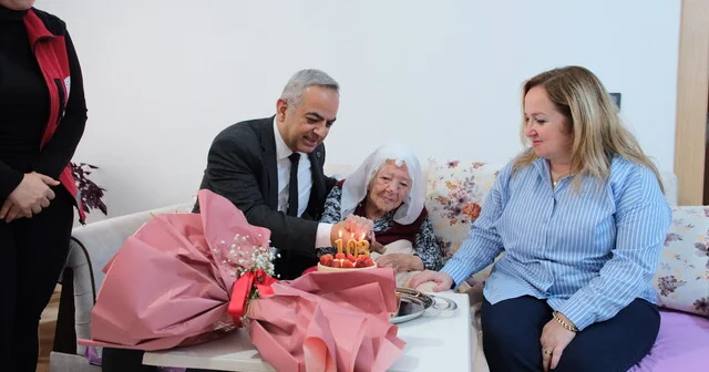 Cumhuriyet ile yaşıt 103 yaşındaki Nazife Gül 29 Ekim i pastayla kutladı Malatya Haber Habertürk Yerel Haberler