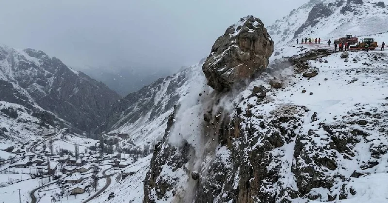 Dağdan yuvarladıkları kaya tüm köyü yok etti Sözcü Gazetesi