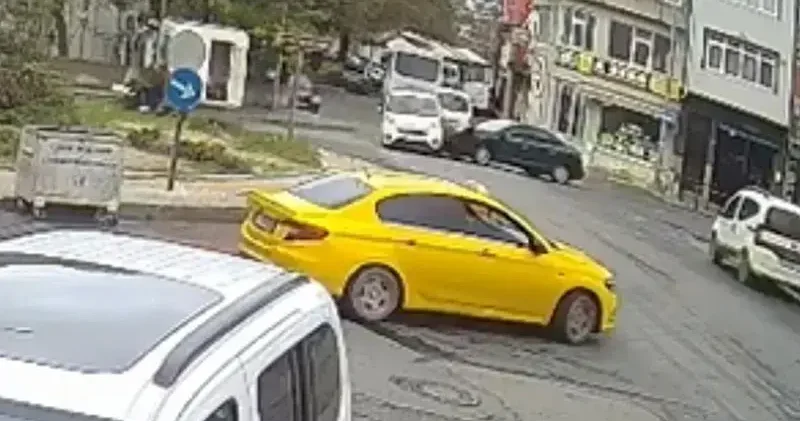 Hafif ticari araçla otomobil çarpıştı: 2 yaşındaki kız yaralandı