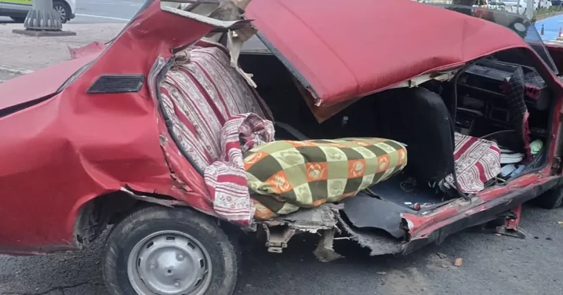 Minibüs ile çarpışan otomobil ikiye bölündü