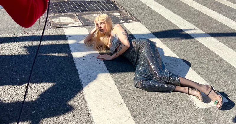 Cara Delevingne moda çekimi için yolu trafiğe kapattı