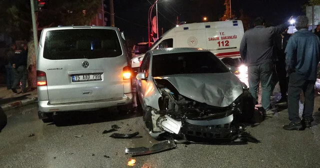 Servis minibüsü otomobille çarpıştı; 12 öğrenci hastaneye kontrole götürüldü Burdur Haber Habertürk Yerel Haberler