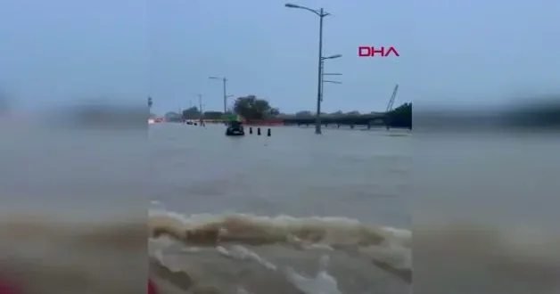 Muğla da sağanak kabusu: Karayolu göle döndü, yol trafiğe kapatıldı!