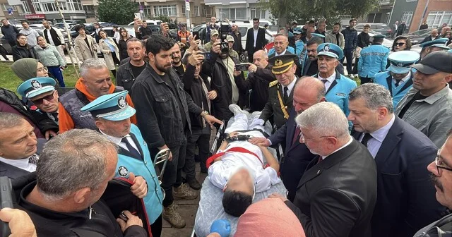 Çelenk sunma töreninde baygınlık geçiren çocuk merdivenden düştü Çorum Haber Habertürk Yerel Haberler