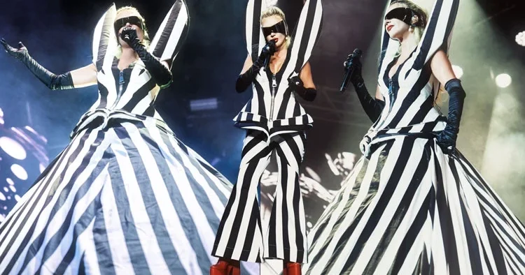 Hande Yener in Harbiye tarzı