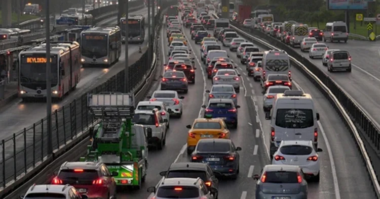 İstanbul da 29 Ekim trafiği: Yollar kilitlendi