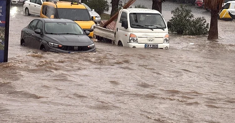 Bodrum’da sağanak cadde ve sokakları göle çevirdi: Araçlar yolda mahsur kaldı